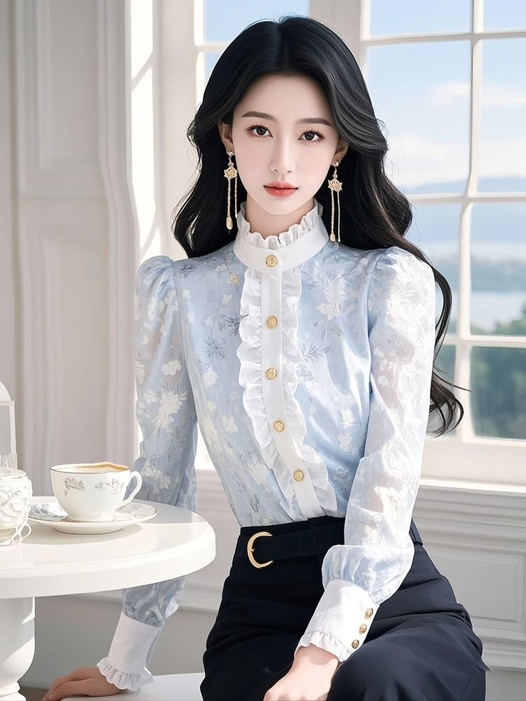 Winter Clothing Trends 2025 - Camicia in chiffon floreale blu con