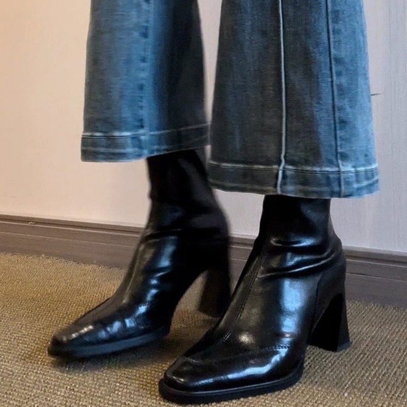Winter Clothing Trends 2025 - Stivaletti da donna con tacco alto