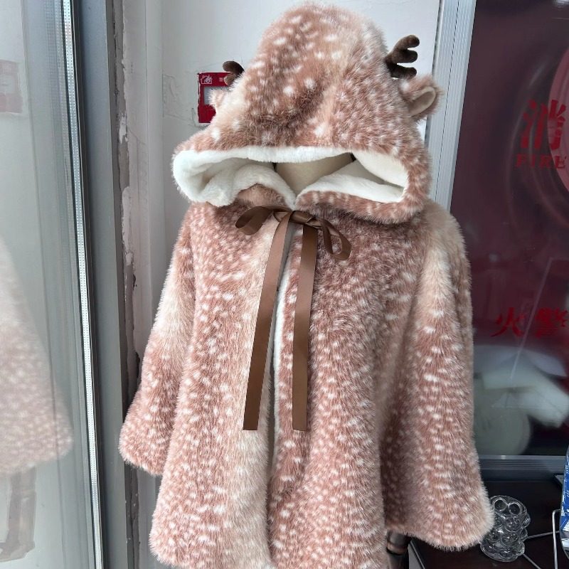 Mantello natalizio a pois con  - Winter Clothing Ideas recensione e prezzo